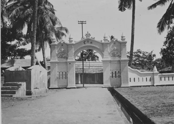 Tampak depan Masjid Luar Batang yang bersejarah di Jakarta Utara