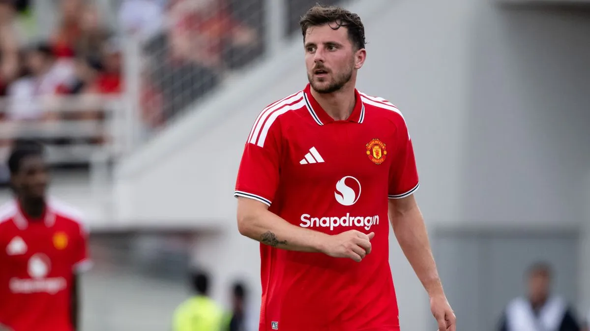 Mason Mount saat meninggalkan lapangan karena cedera dalam laga Manchester United kontra PSG