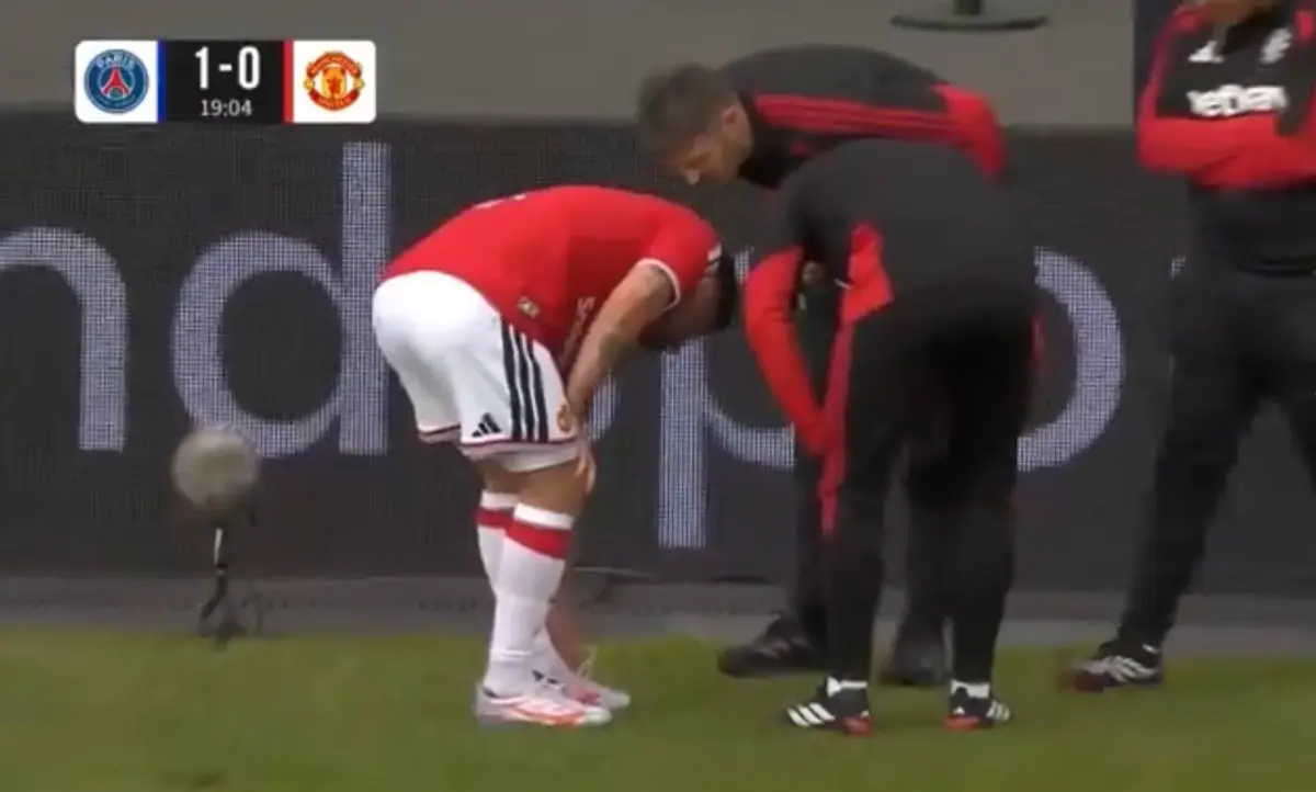 Mason Mount mengenakan jersey Manchester United di lapangan hijau