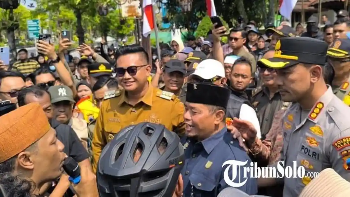 Massa nasabah PD BKK Klaten saat melakukan aksi demo dan orasi di depan kantor pemerintahan