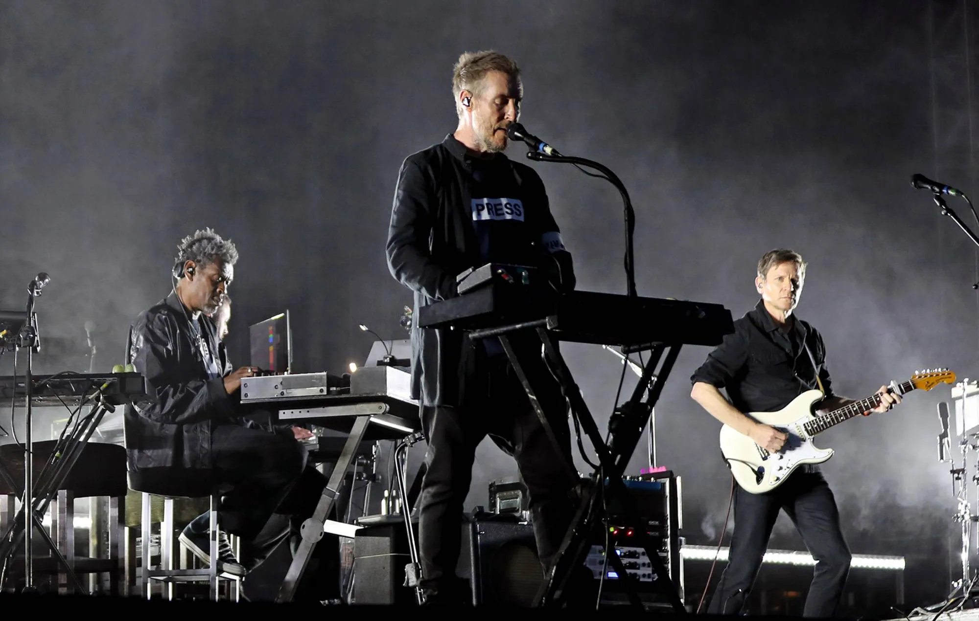 Massive Attack tampil di atas panggung dalam rangkaian tur internasional mereka.