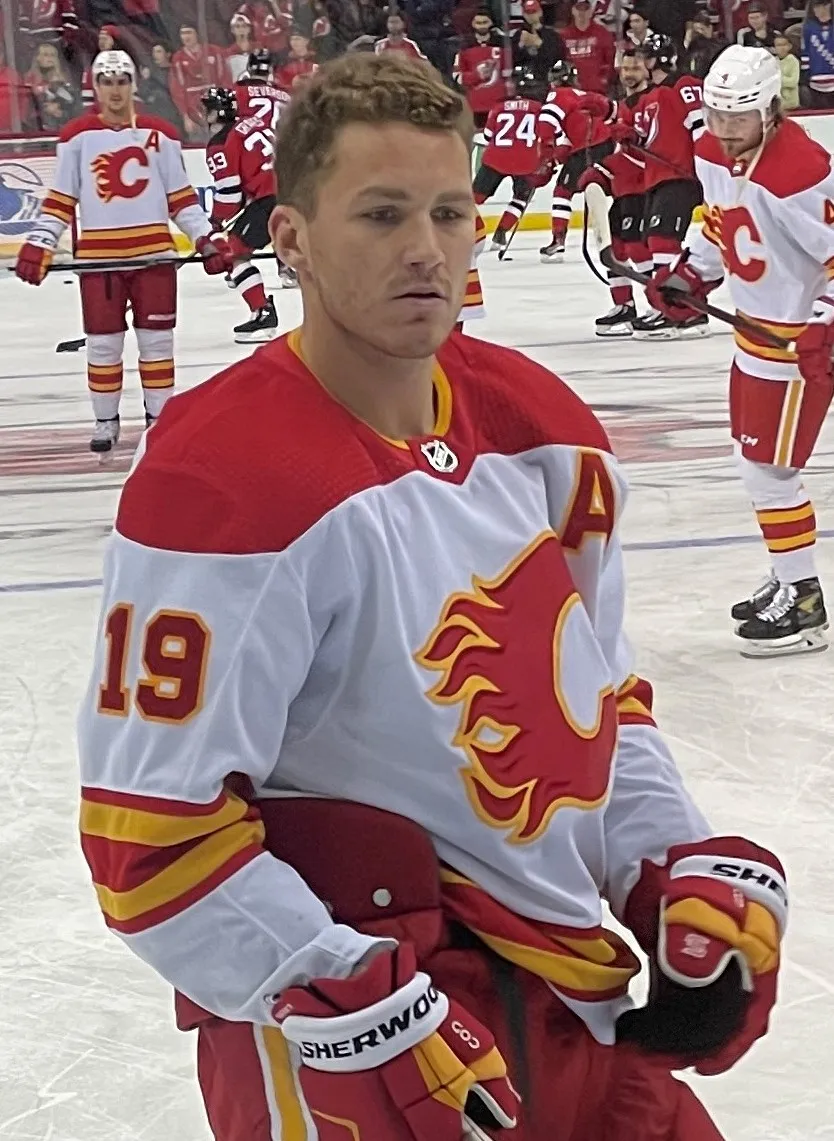Matthew Tkachuk beraksi di atas es mengenakan jersey Florida Panthers dalam ajang NHL