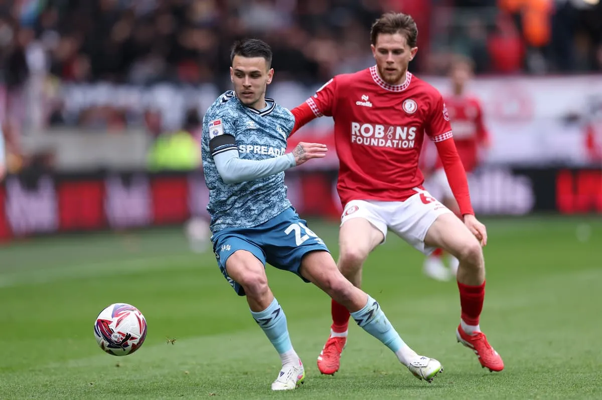 Max Bird gelandang Bristol City menjadi incaran Birmingham City di bursa transfer Championship