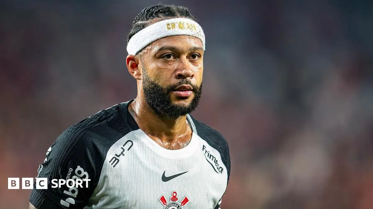 Memphis Depay merayakan gol saat memperkuat klub Brasil Corinthians