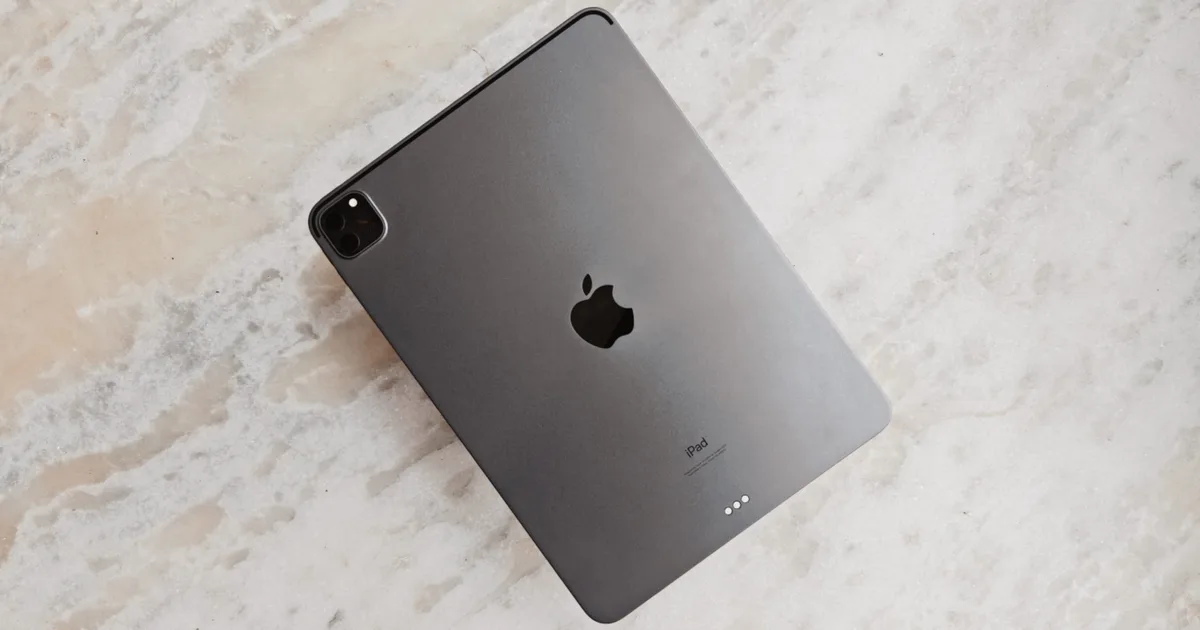 Deretan perangkat Apple iPad dengan berbagai ukuran layar