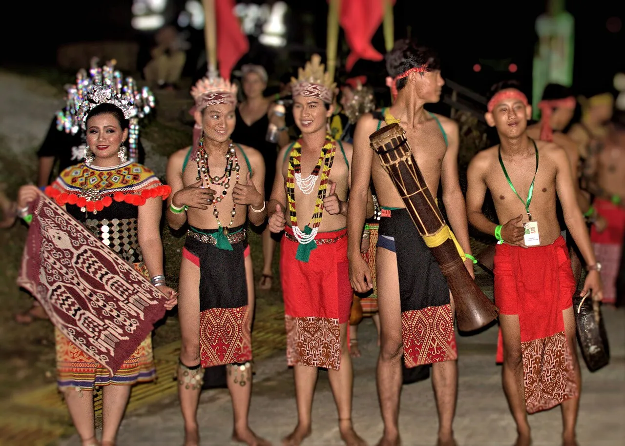 Ilustrasi rumah adat Huma Betang dan falsafah Belom Bahadat Suku Dayak