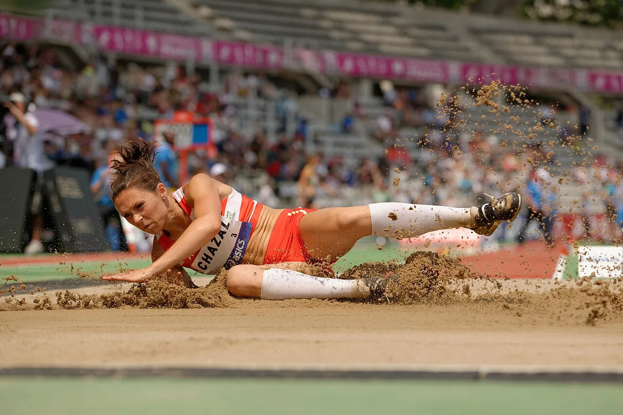 Aksi atlet dalam nomor perlombaan heptathlon di stadion atletik