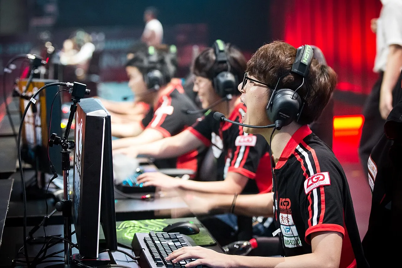 Ilustrasi turnamen esports dengan pemain profesional di panggung besar dan layar pertandingan