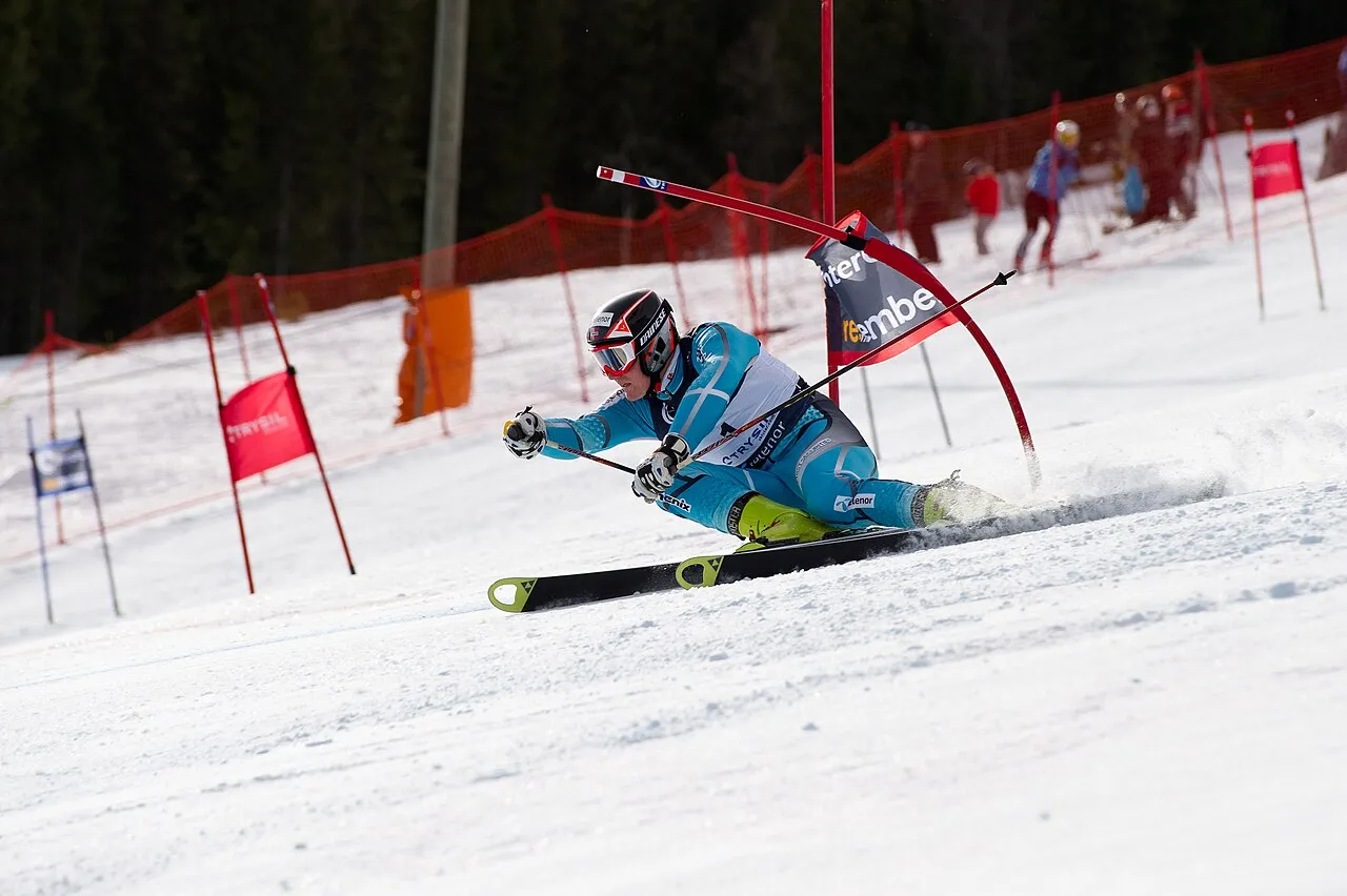 Atlet ski meluncur dalam kompetisi Giant slalom