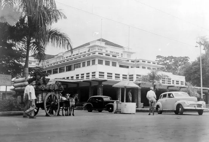 Ilustrasi bangunan lawas Hotel des Indes di kawasan Batavia tempo doeloe
