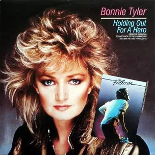 Penyanyi Bonnie Tyler dalam sebuah penampilan panggung membawakan lagu ikonik