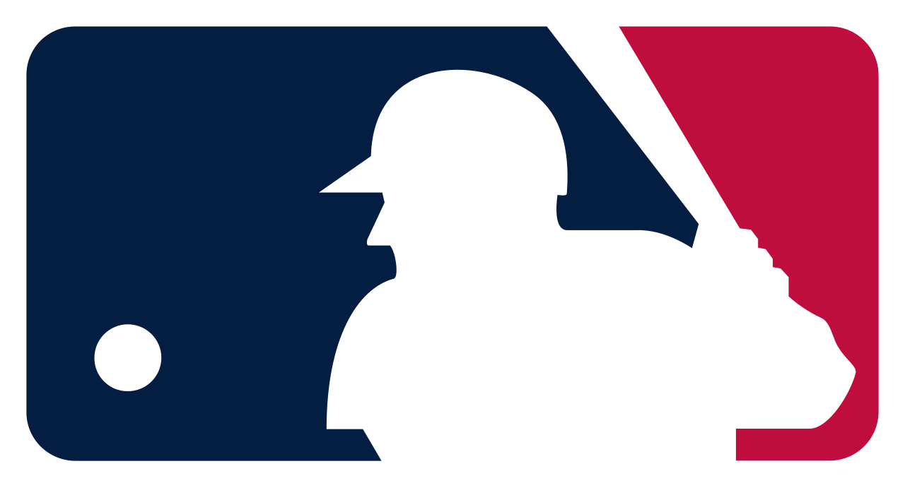 Logo Major League Baseball dan bola bisbol di atas rumput hijau