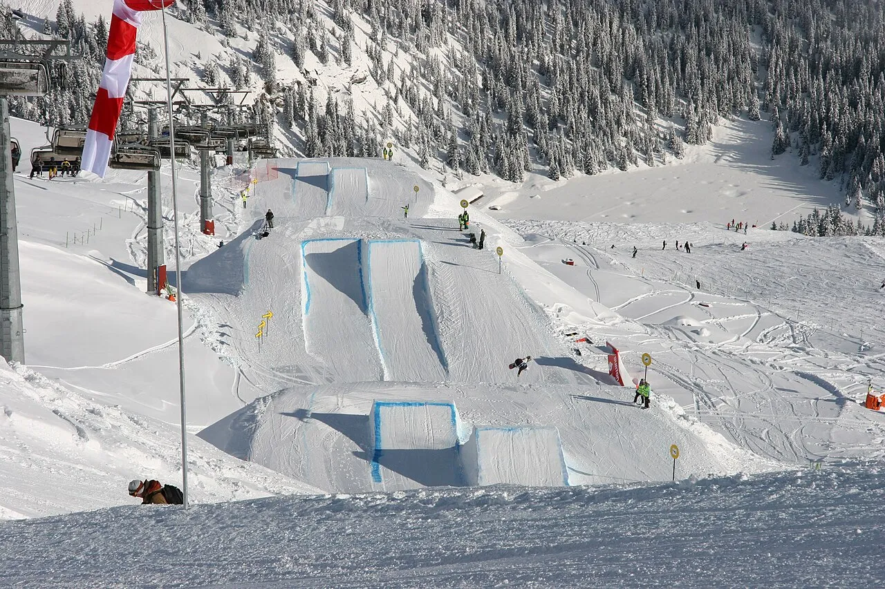 Aksi atlet melakukan trik ekstrem dalam kompetisi slopestyle salju