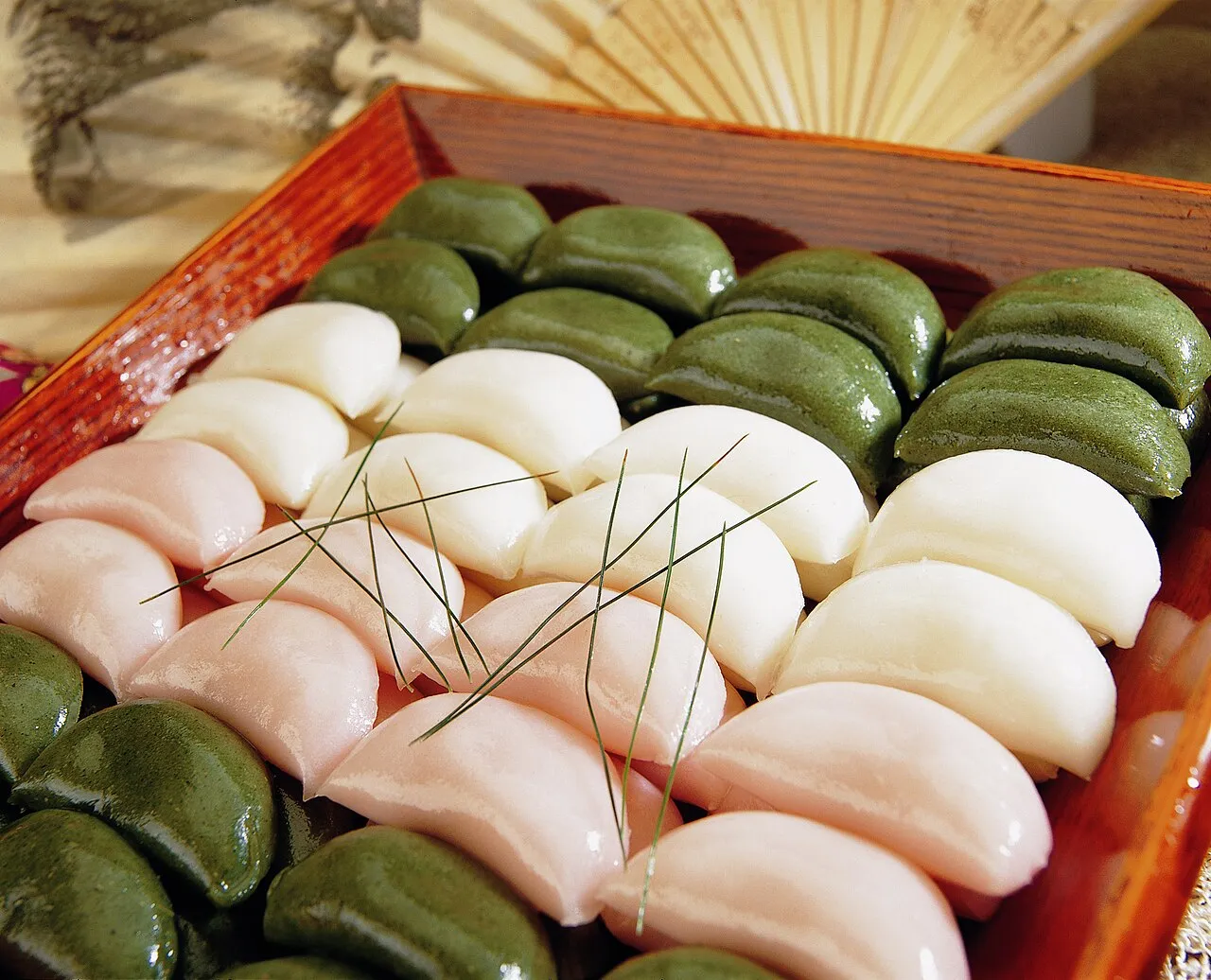 Kue beras tradisional songpyeon dan hidangan khas saat perayaan festival Chuseok di Korea Selatan