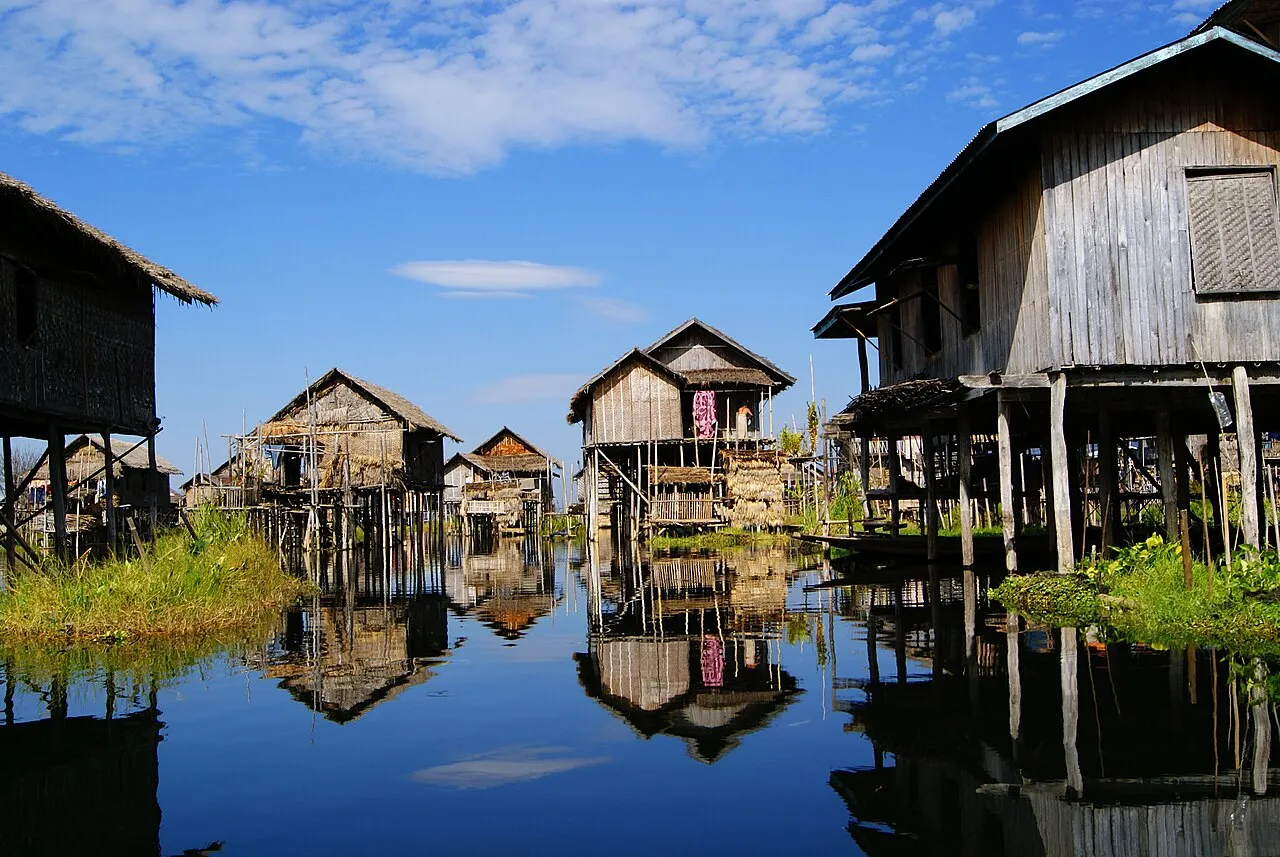 Ilustrasi rumah panggung tradisional di atas air sebagai pelindung dari banjir