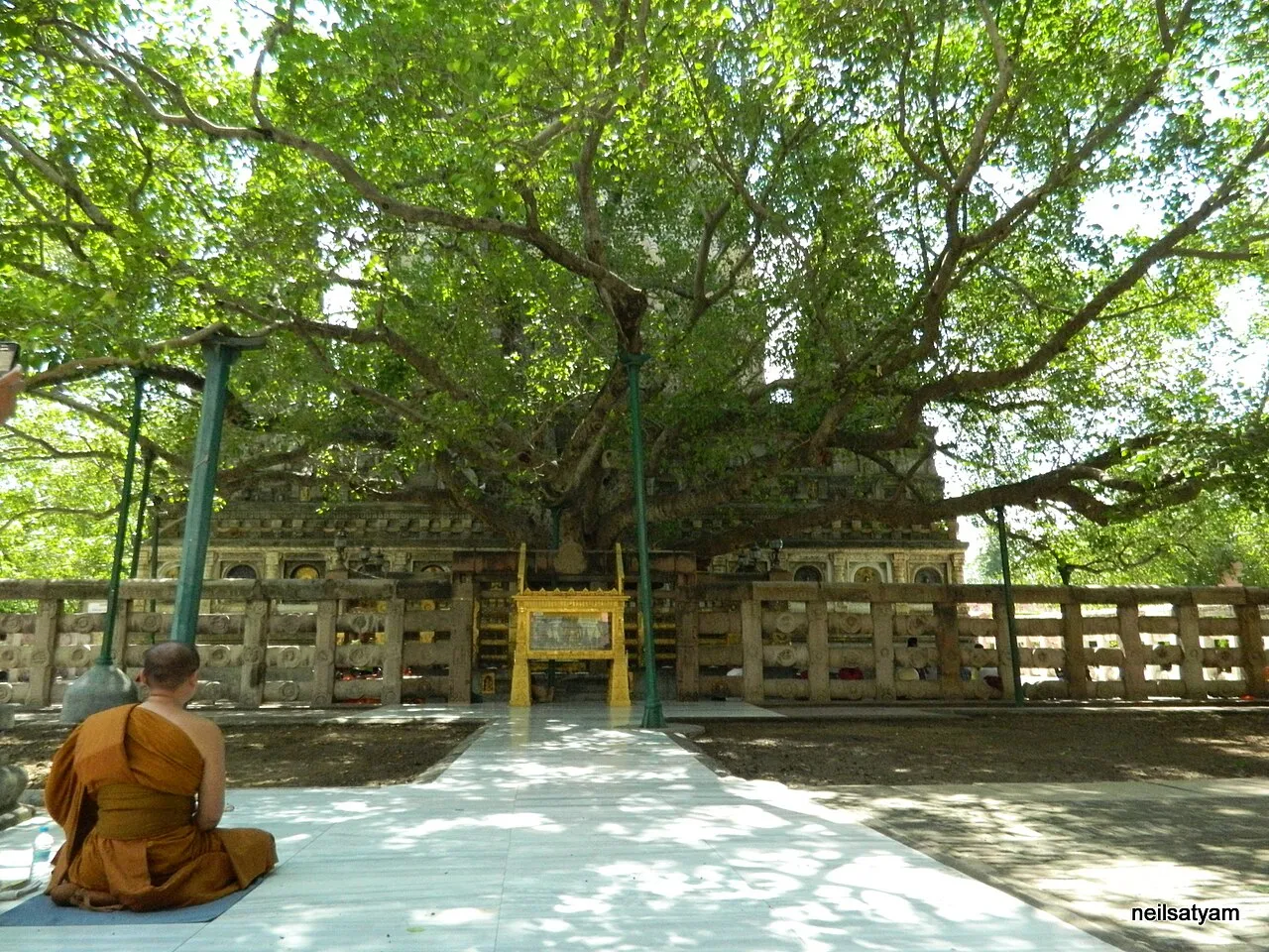 Patung Sang Buddha di kompleks candi bersejarah