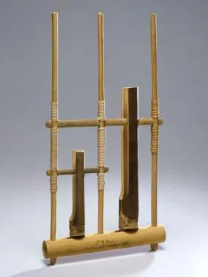 Alat musik tradisional angklung bambu khas masyarakat Sunda