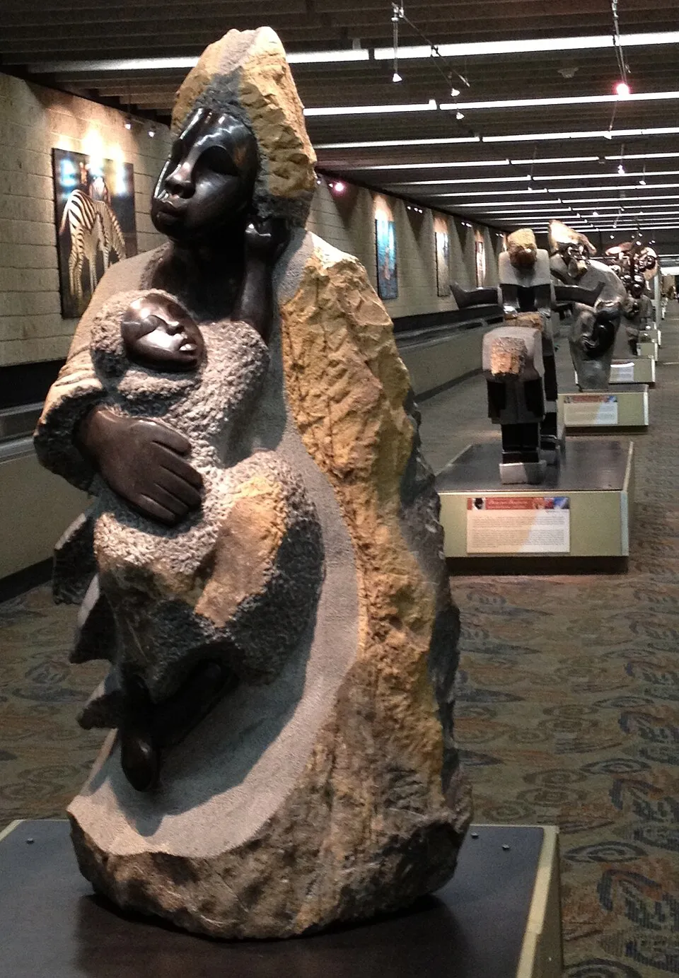 Seni pahat batu tradisional Shona art dari Zimbabwe yang mendunia