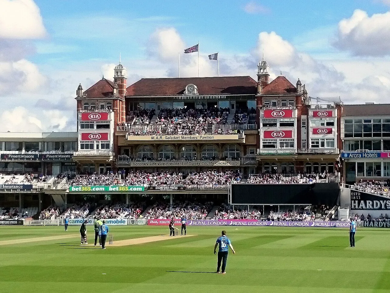 Stadion The Oval di Kennington London dengan tribun dan lapangan hijau