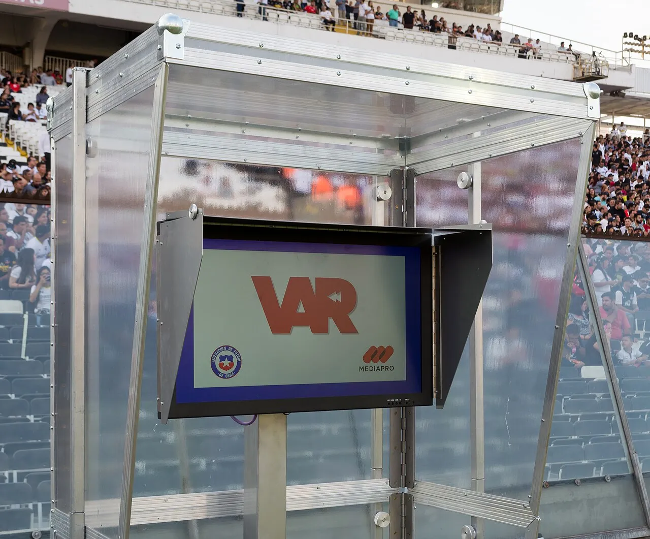 Ilustrasi layar monitor Video Assistant Referee dalam pertandingan sepak bola