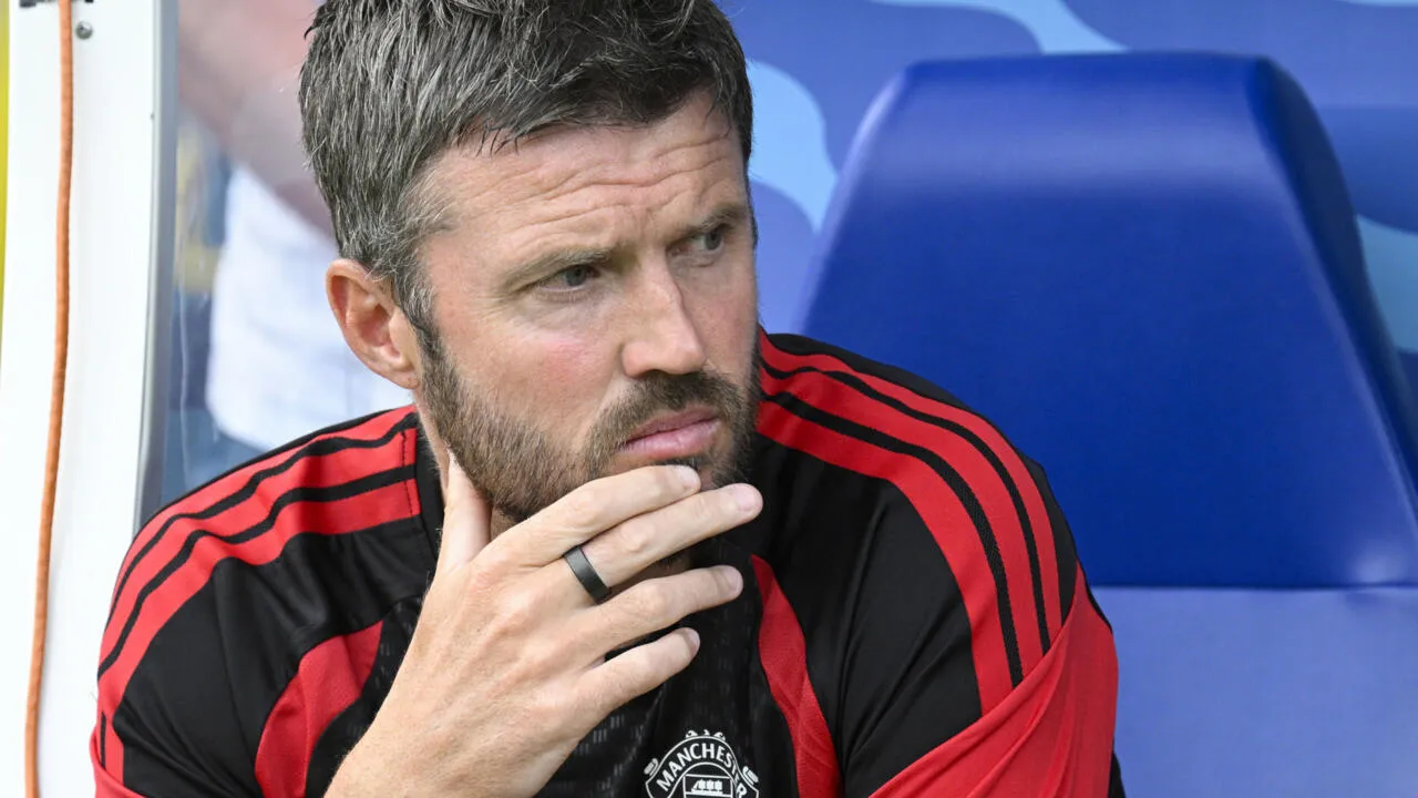 Manajer Manchester United Michael Carrick memberikan instruksi pinggir lapangan