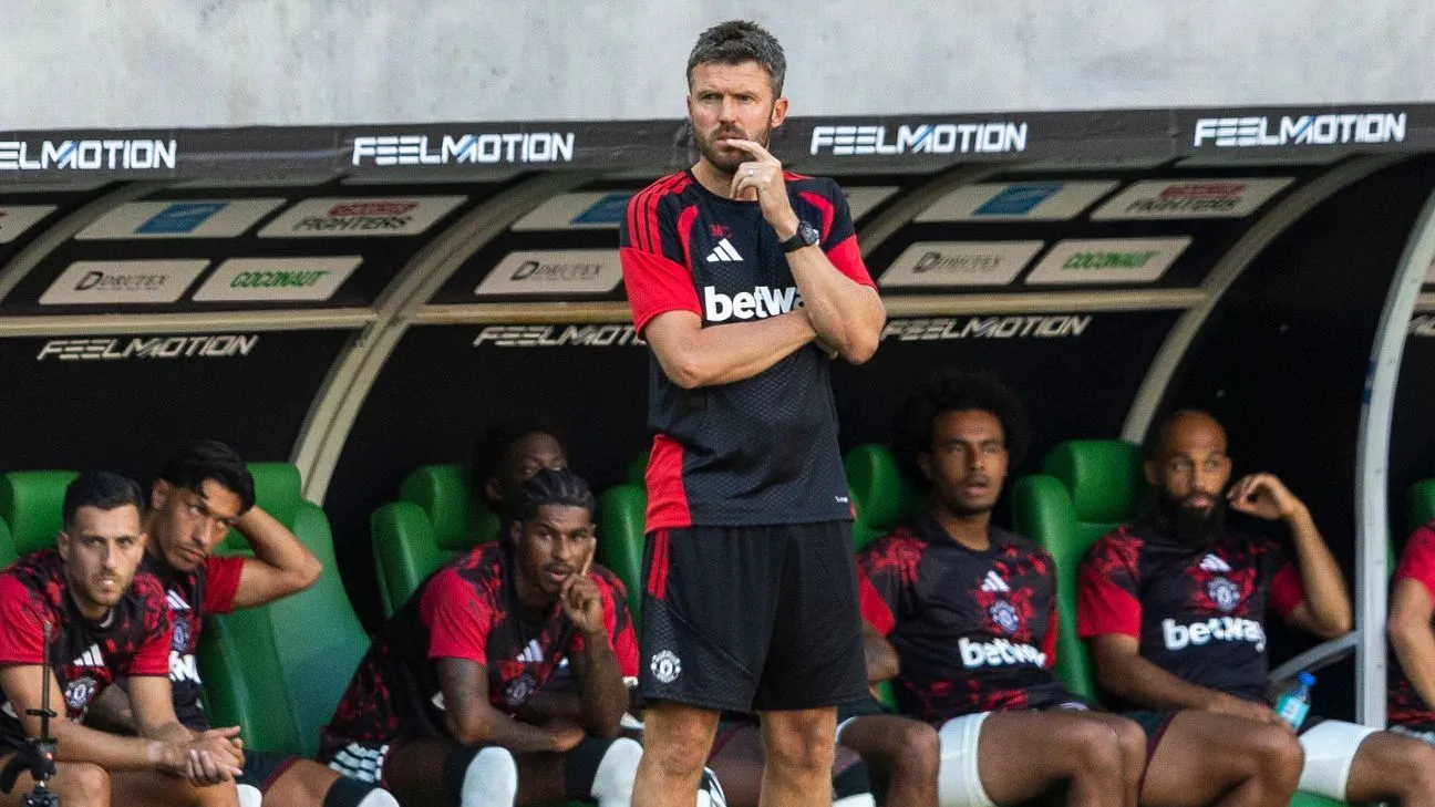 Manajer Manchester United Michael Carrick saat mendampingi tim dalam laga pramusim