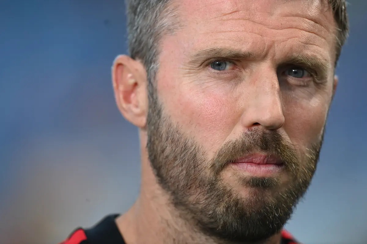 Michael Carrick memberikan instruksi kepada pemain Manchester United