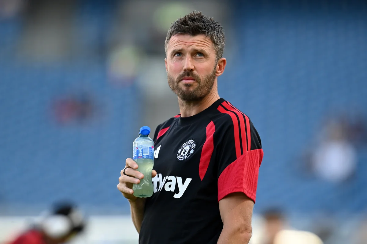 Manajer Manchester United Michael Carrick memberikan arahan saat sesi latihan pramusim