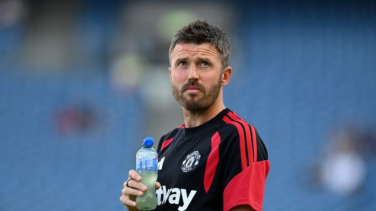 Michael Carrick memberikan arahan kepada pemain Manchester United saat sesi latihan