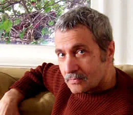 Foto potret Michael Parenti, ilmuwan politik dan penulis terkemuka asal Amerika Serikat