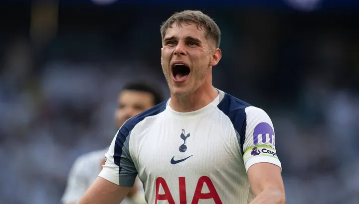 Micky van de Ven merayakan gol bersama pemain Tottenham Hotspur