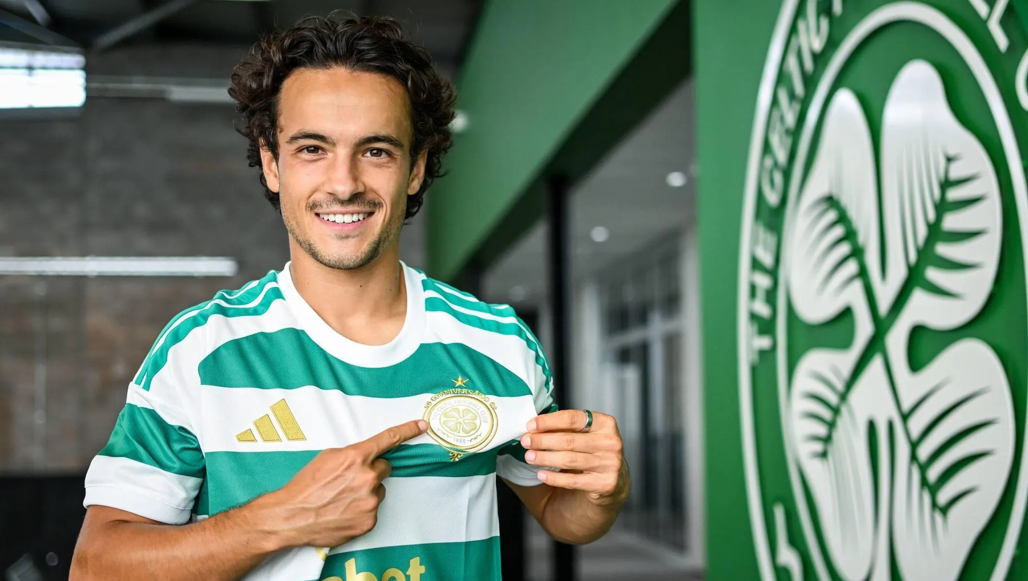 Mika Baur diperkenalkan sebagai pemain baru Celtic di pusat latihan Lennoxtown