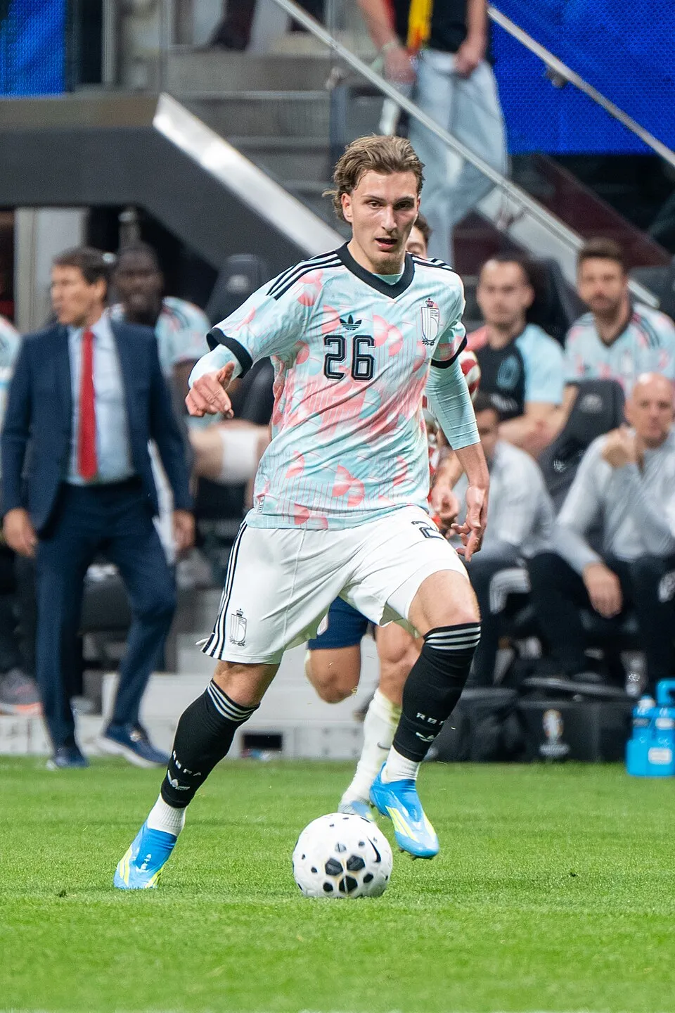 Mika Godts penyerang sayap Ajax Amsterdam saat merayakan gol di lapangan