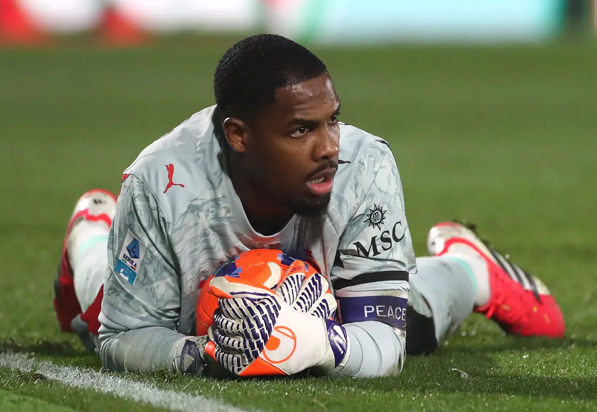 Kiper AC Milan Mike Maignan saat berlatih di lapangan latihan Milanello