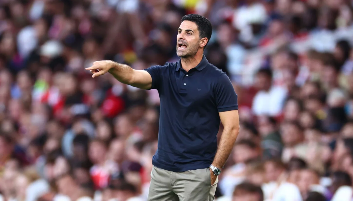 Manajer Arsenal Mikel Arteta memberikan instruksi di pinggir lapangan