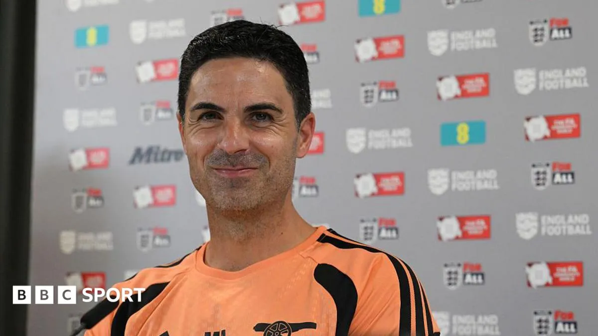 Mikel Arteta memimpin sesi latihan Arsenal menjelang pertandingan Community Shield melawan Manchester City