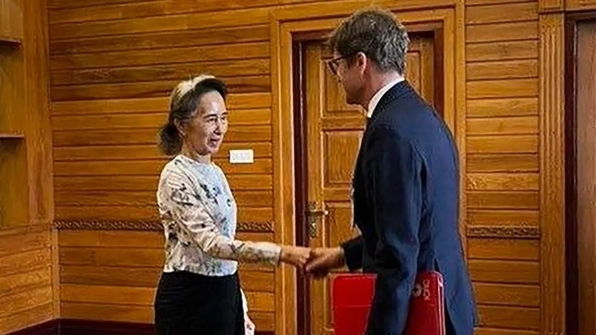 Aung San Suu Kyi dalam foto bersama perwakilan ICRC di Myanmar