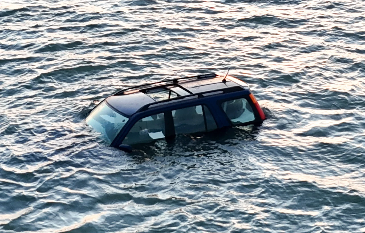 Mobil Honda CR-V terjebak dan tenggelam ditelan air pasang di pantai Ryde