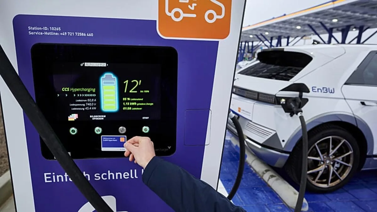 Deretan mobil listrik yang terparkir di stasiun pengisian daya modern di Oslo, Norwegia