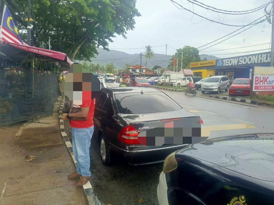 Mobil Mercedes milik warga Bangladesh yang disita oleh JPJ saat mengangkut sayur di Langkawi