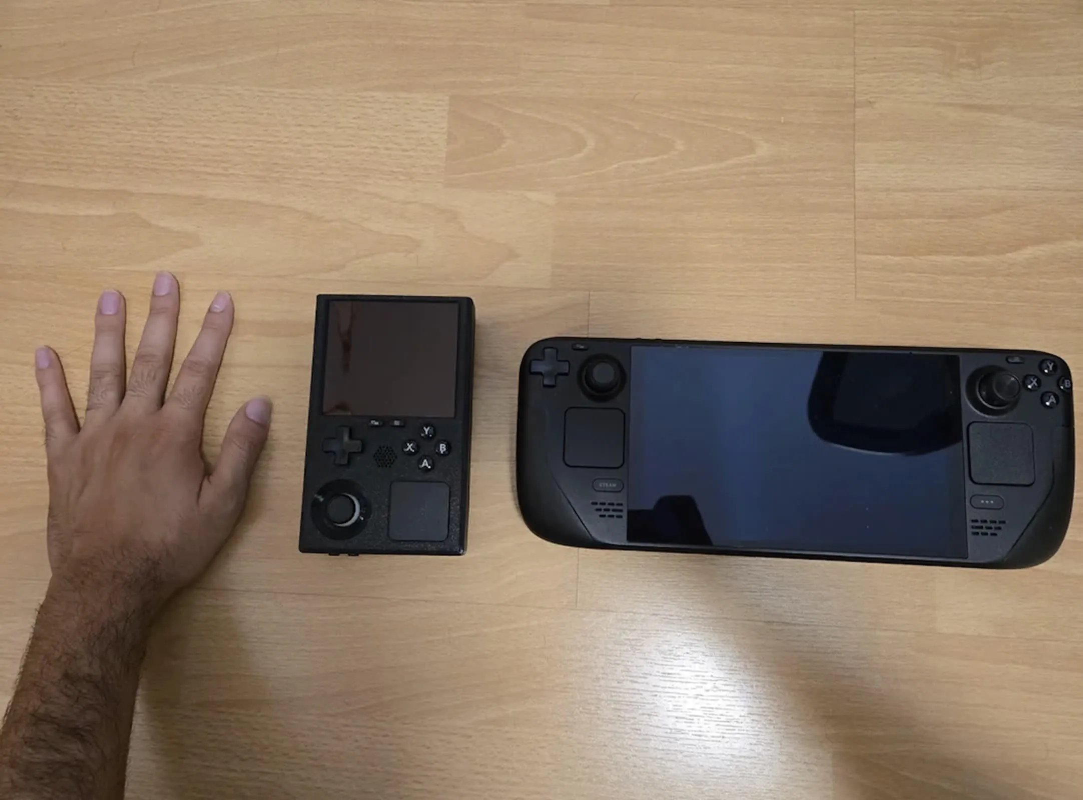 Modifikasi konsol portabel Steam Deck dalam bodi Game Boy ukuran mini