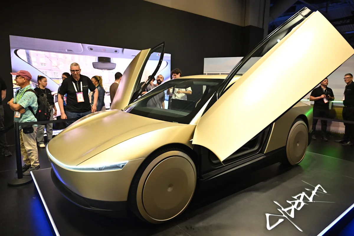 Pabrik dan kendaraan listrik Tesla dalam pengembangan teknologi otonom