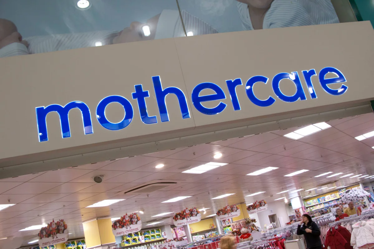 Ilustrasi logo dan produk perlengkapan bayi Mothercare yang menghadapi krisis penjualan