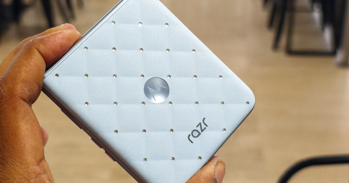 Moto Razr 2026 edisi Swarovski dengan desain kristal mewah