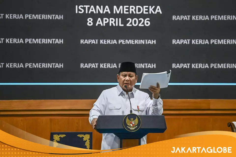 Ilustrasi dokumen akademik dan riset ilmiah di ruang kerja