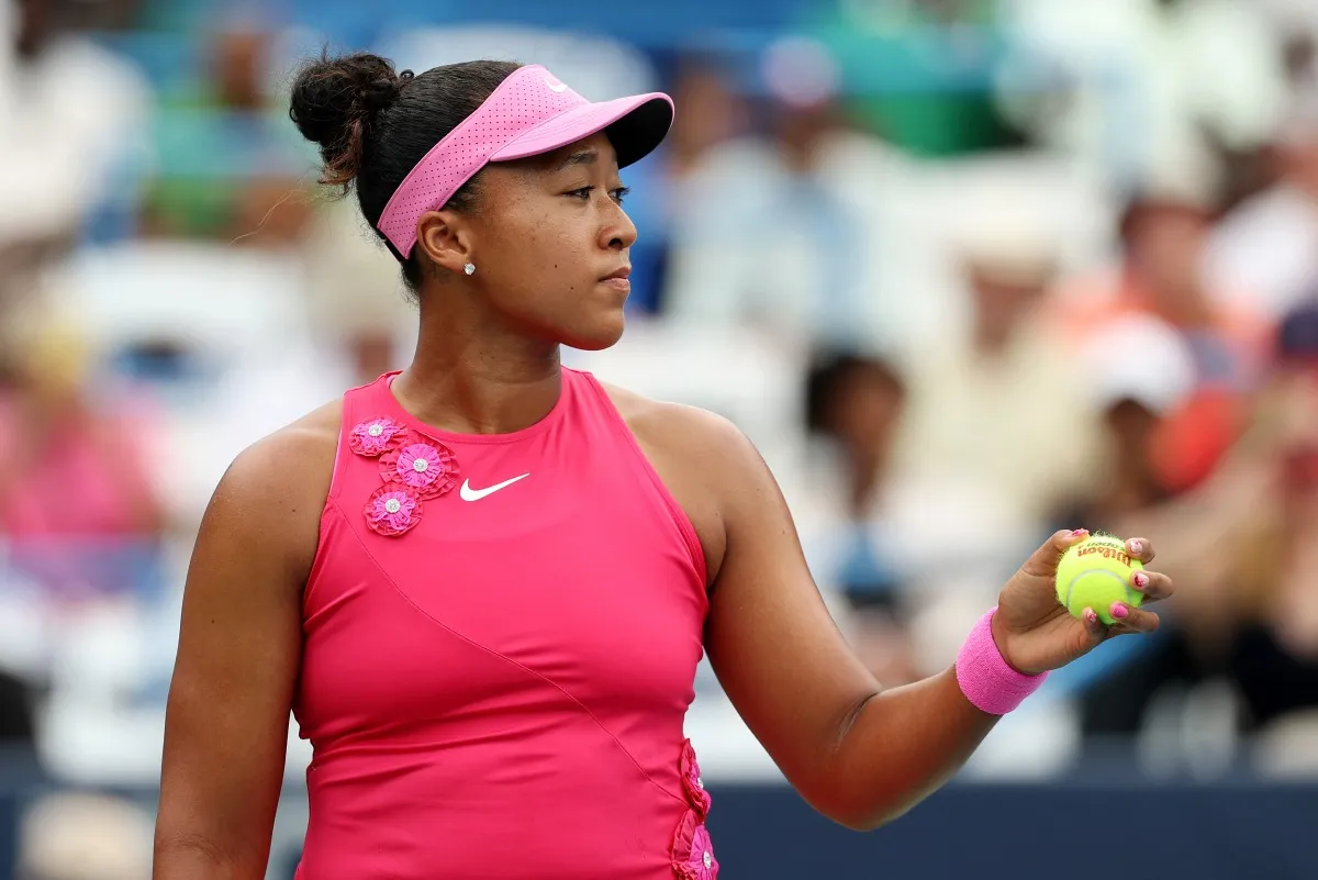 Petenis Jepang Naomi Osaka saat bertanding di lapangan keras turnamen tenis internasional.