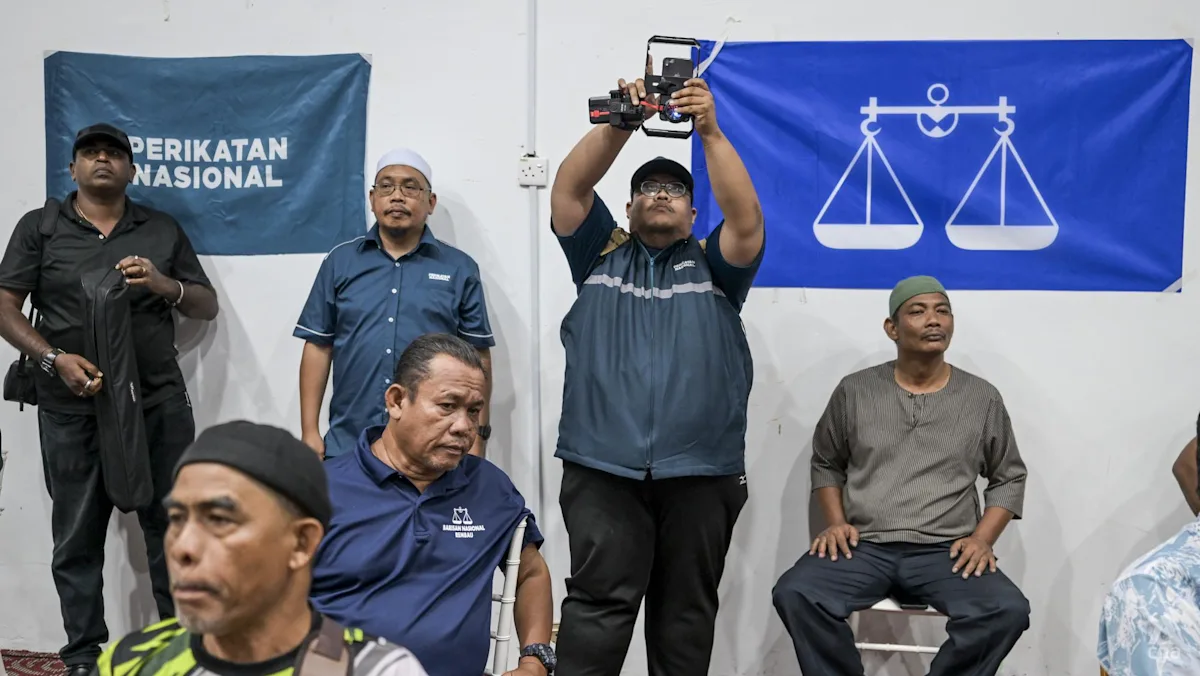 Bendera Barisan Nasional dan Perikatan Nasional berkibar dalam aksi dukungan di Seremban