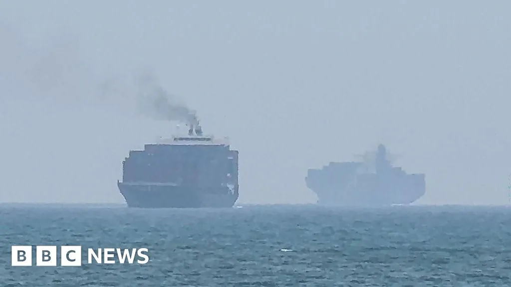 Kapal kargo melintasi perairan strategis di kawasan Teluk