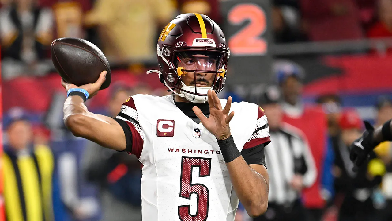 Quarterback Washington Commanders Jayden Daniels di lapangan pertandingan
