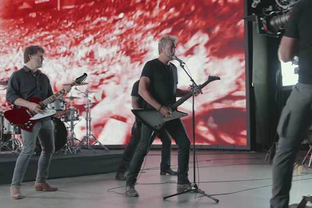 Band rock Nickelback membagikan cuplikan video musik Rattle The Cage